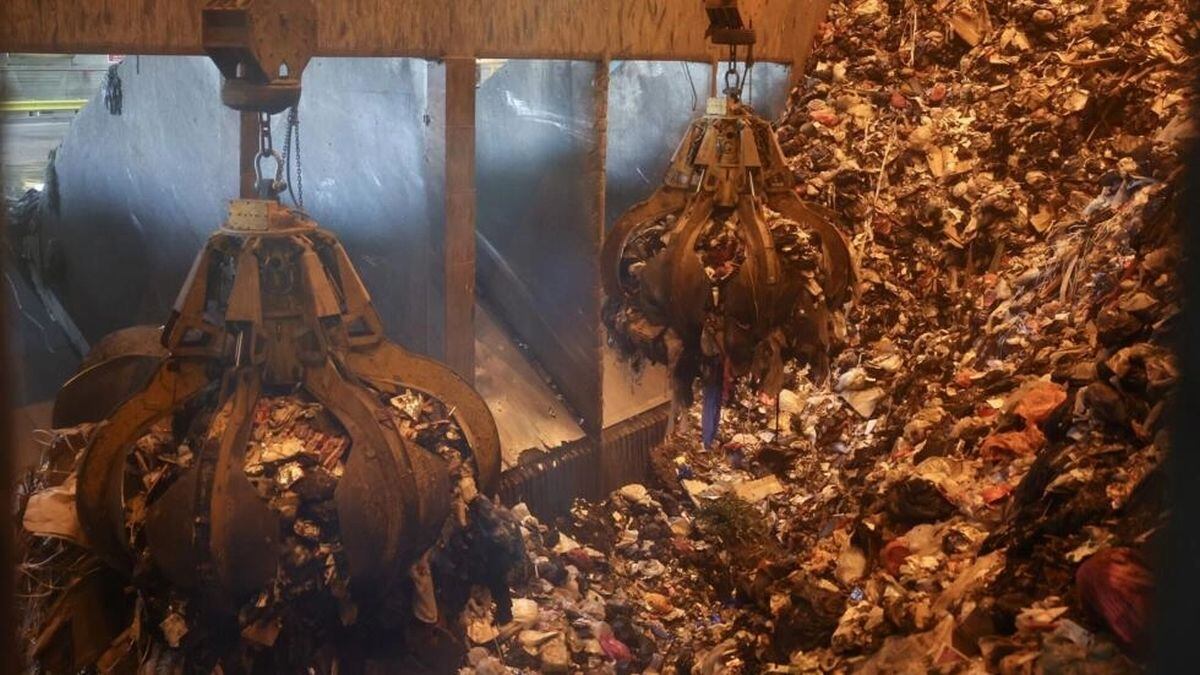 Una máquina atrapa desechos para su incineración en una planta de reciclaje de residuos al sur de Londres | © Daniel Leal / AFP/Archivos