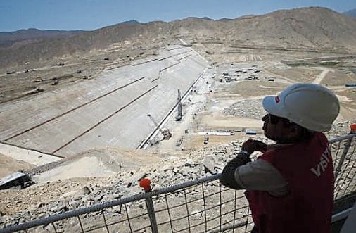 Necesitamos un Estado promotor, que impulse que salgan adelante iniciativas como Camisea, y no como pasa en el caso de Chavimochic, Majes Sihuas y un sinnúmero de proyectos de infraestructura y mineros que tendrían un impacto enorme en el desarrollo del país y que están atracados hace años.