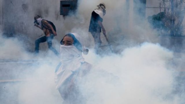Gases y piedras en vez de playa: las protestas de Semana Santa en Venezuela