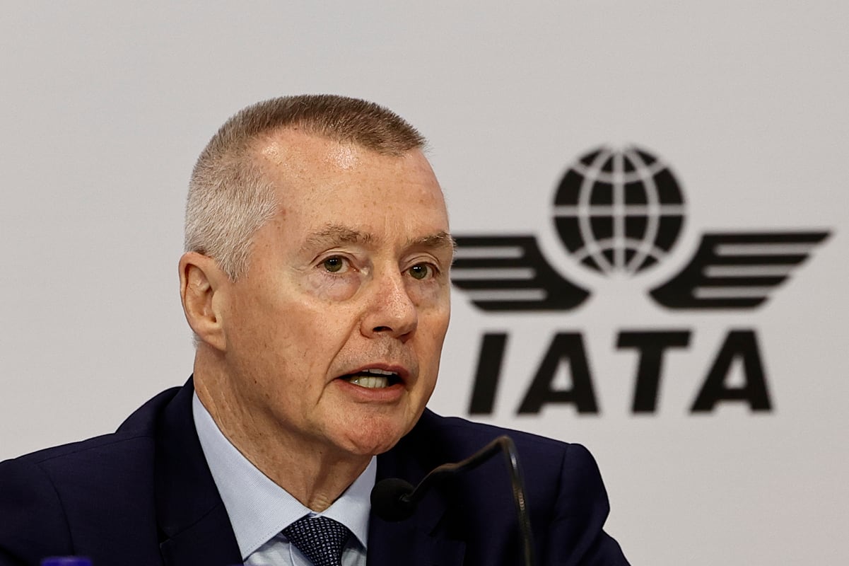 El director general de la Asociación Internacional de Transporte Aéreo (IATA), Willie Walsh, habla en la 82° Reunión Anual General de la IATA este lunes, durante la rueda de prensa de clausura en Río de Janeiro (Brasil). "Ellos fabrican aviones magníficos y creo que hacen bien en seguir centrándose en los productos que fabrican", aseguró Walsh al ser interrogado sobre la posibilidad de que Embraer aumente el tamaño de sus aeronaves para poder competir con el duopolio formado por Boeing y Airbus. EFE/André Coelho