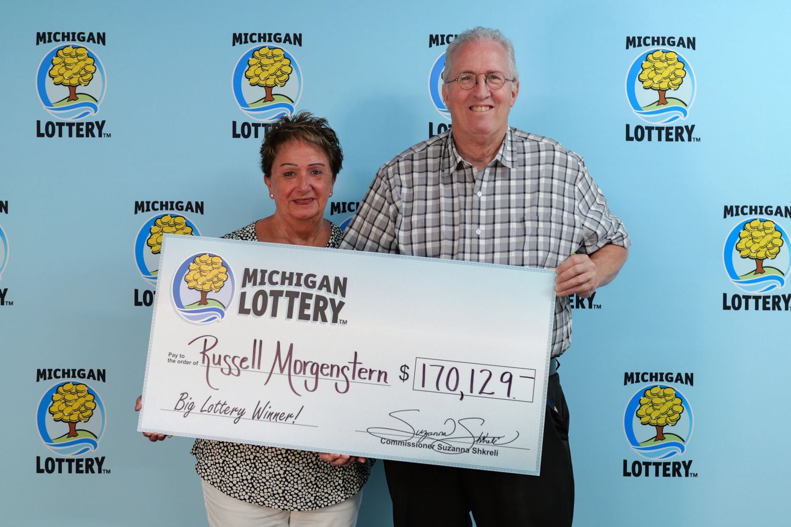 Russell Morgenstern, de 67 años, sostiene, junto a su esposa, su cheque de US$170,129 que ganó al jugar Fantasy 5 (Foto: Lotería de Michigan)