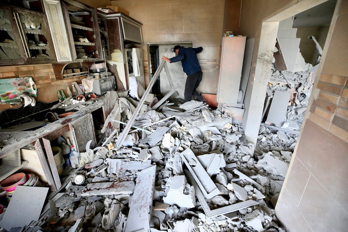 Un hombre inspecciona la destrucción en el lugar de un ataque aéreo israelí que tuvo como objetivo un edificio en la ciudad de Saksakiyeh, en el sur del Líbano, el 27 de marzo de 2026. (AFP)