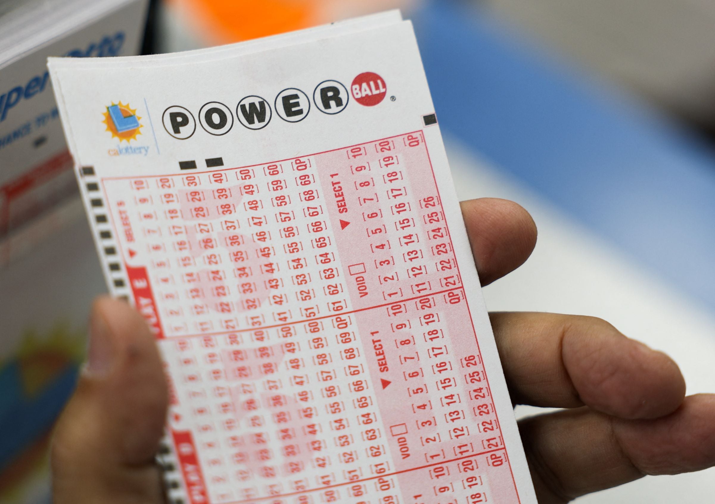 Los plazos límite para la venta de boletos del Powerball varían según la jurisdicción. (Foto: Patrick T. Fallon / AFP)