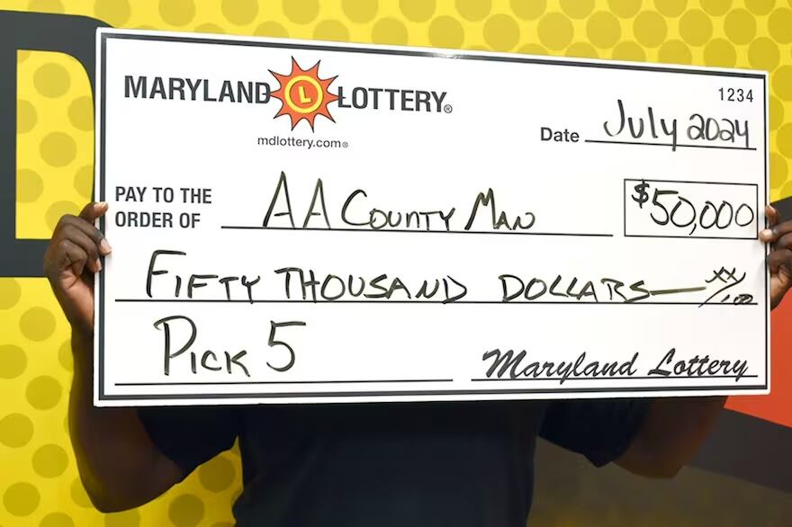 El ciudadano de Maryland posó con su premio, pero prefirió no revelar su identidad (Foto: Lotería de Maryland)