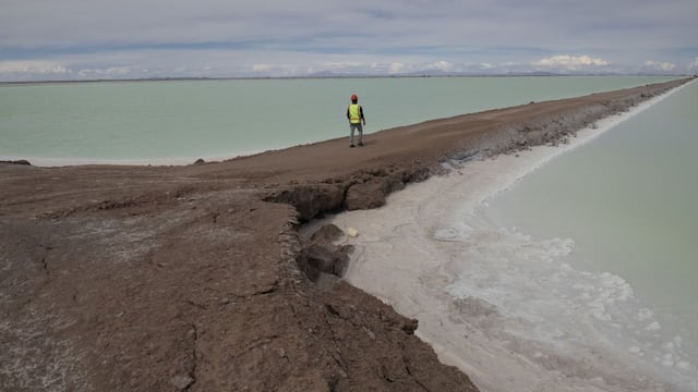 Bolivia firma acuerdo con estatal rusa por US$ 450 millones para explotar litio