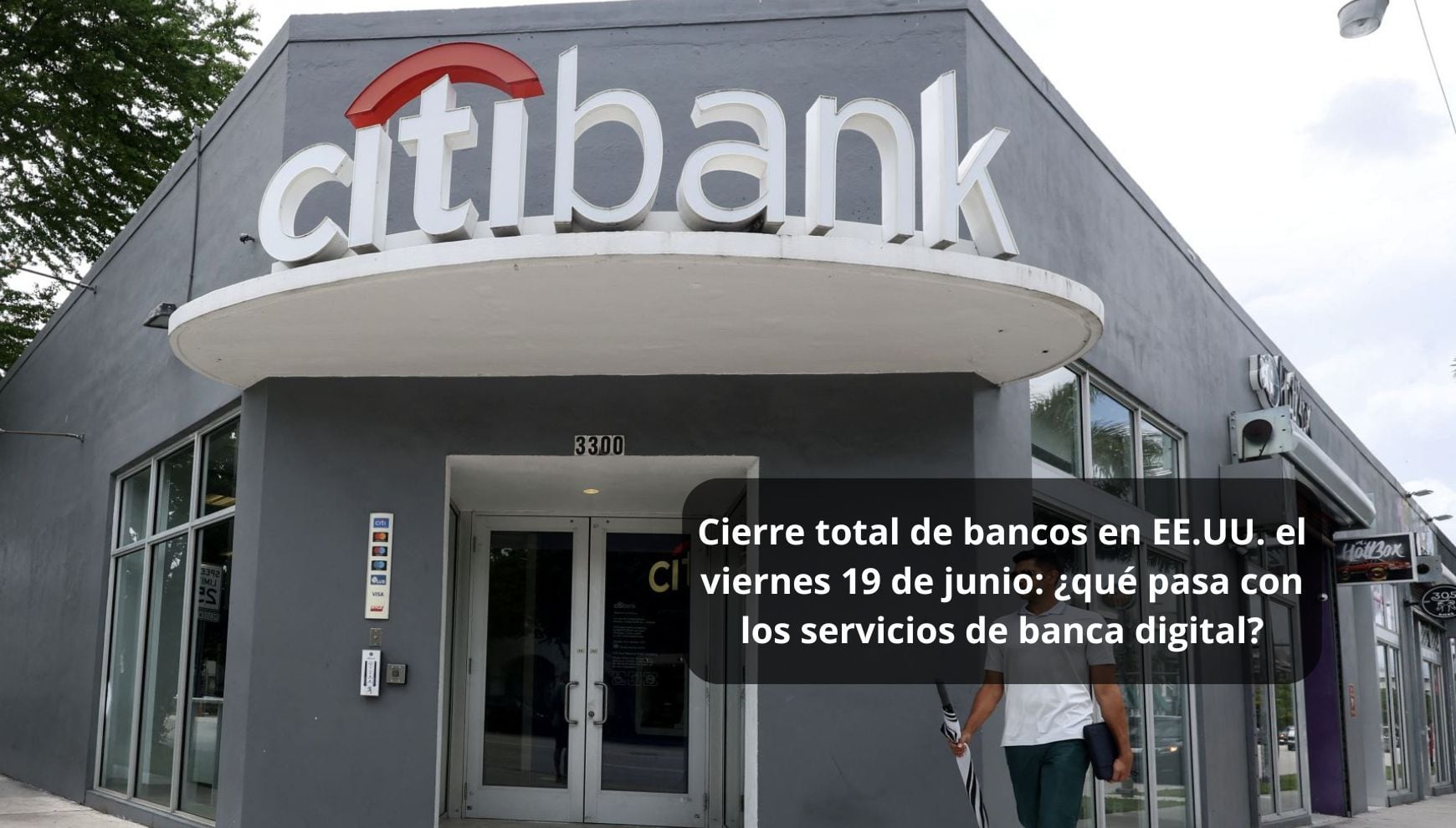 Mientras las oficinas bancarias interrumpen su atención por el feriado de Juneteenth, la banca digital se mantiene como la opción principal para consultar saldos, hacer pagos y operar, aunque con posibles retrasos en algunas transacciones (Foto: AFP)