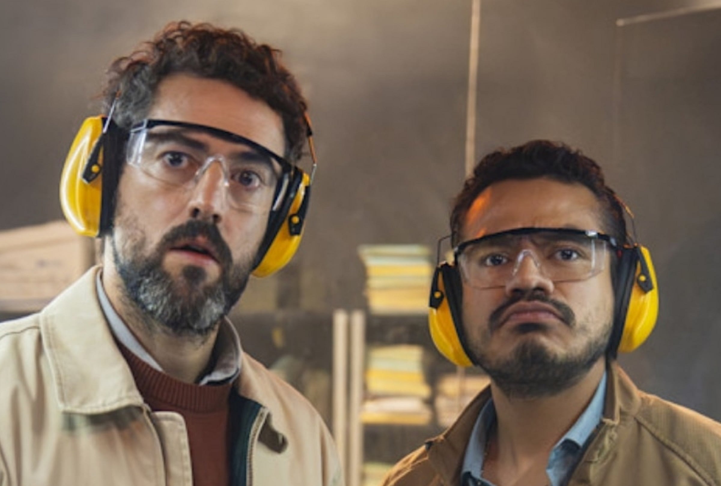 El Dr. Silverstein (Luis Gerardo Méndez) y el oficial Díaz (Memo Villegas) se exponen a varios peligros en la película mexicana "La hora de los valientes" (Foto: Netflix)