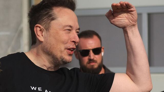 Grupo de accionistas de Tesla urge rechazar paquete salarial de Musk por “distraído”