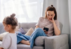 Estudio revela la consecuencia del uso excesivo del celular en padres con sus hijos cerca