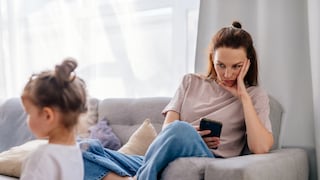 Estudio revela la consecuencia del uso excesivo del celular en padres con sus hijos cerca