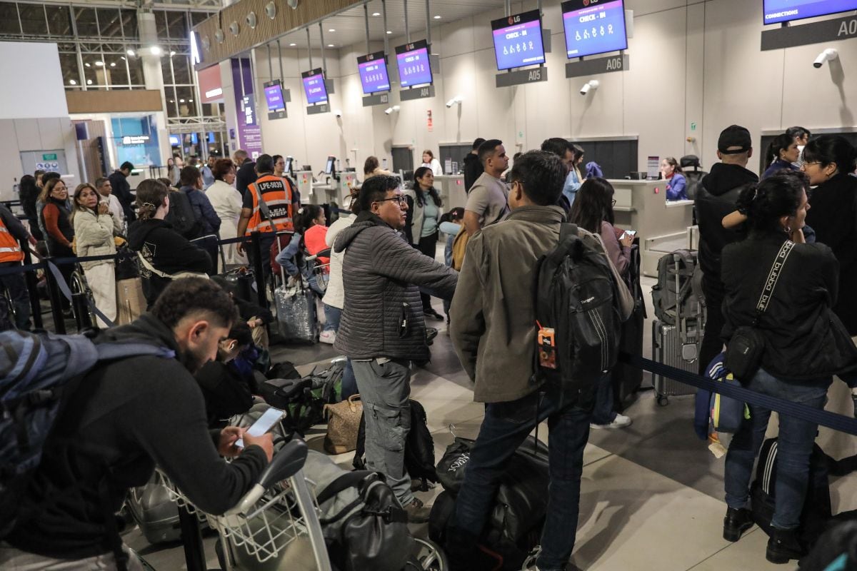 Reportaron largas colas en controles de seguridad y congestión en counters internacionales. Foto: GEC.