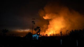 El fuego se abre paso por la Amazonía de Brasil en medio de la noche
