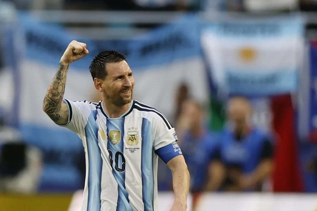 Lionel Messi disputaría ante Benín su último partido con la Selección Argentina. Conozca cuánto debería desembolsar un peruano para viajar a Buenos Aires y cuánto tendría que sumar por la entrada al partido. Foto: EFE/ Alberto Estevez