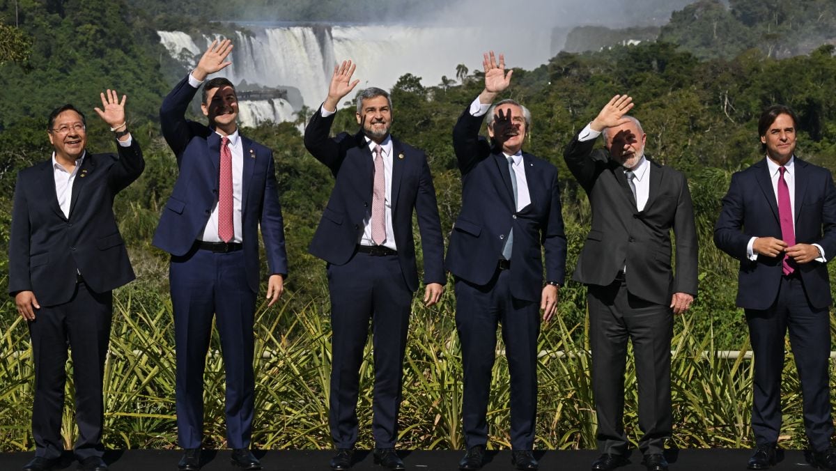 El presidente de Bolivia, Luis Arce, el presidente electo de Paraguay, Santiago Peña, el presidente de Paraguay, Mario Abdo Benítez, el presidente de Argentina, Alberto Fernández, el presidente de Brasil, Luiz Inácio Lula da Silva, y el presidente de Uruguay, Luis Lacalle Pou, posan para la fotografía familiar durante la Cumbre de Jefes de Estado del MERCOSUR y Estados Asociados en Puerto Iguazú, Argentina el 4 de julio de 2023. (Foto de NELSON ALMEIDA / AFP)