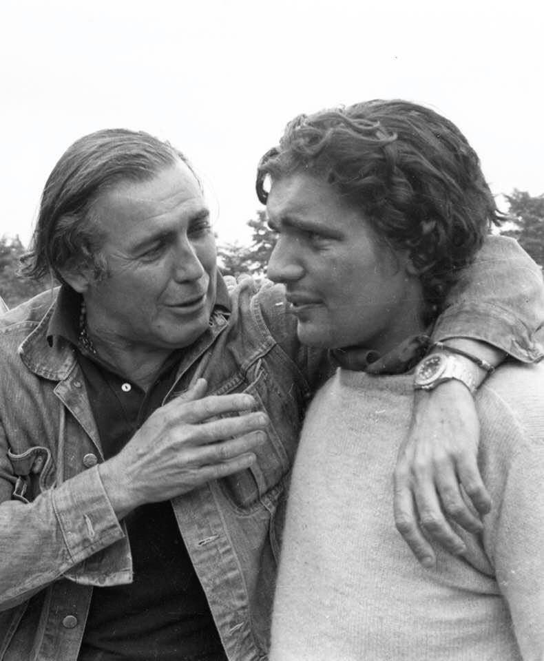 El pintor Carlos Páez Vilaró en una instantánea en blanco y negro al lado de su hijo, uno de los sobrevivientes de la Tragedia de los Andes. El artista nunca renunció a la búsqueda de su heredero (Foto: Carlitos Páez / X)