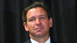 Ron DeSantis firmó una nueva ley en Florida que cambia las reglas sobre las placas de los autos: ¿qué deben revisar los conductores?