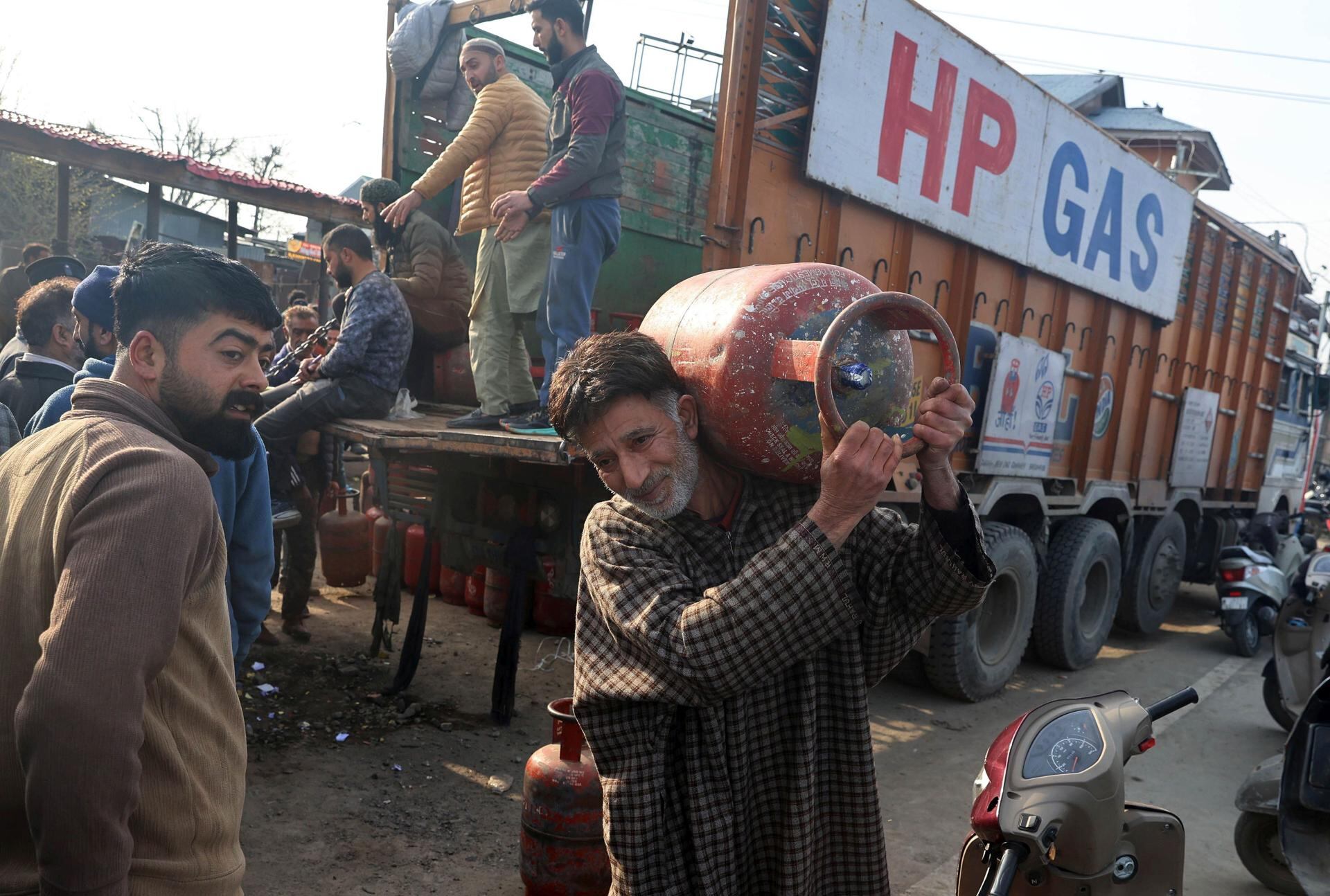 Un hombre lleva sobre su hombro una bombona doméstica llena de gas licuado de petróleo (GLP) tras recogerla en un distribuidor autorizado en Srinagar, Cachemira, India, el 14 de marzo de 2026. Los retrasos en los envíos procedentes del Golfo, provocados por la escalada del conflicto entre Estados Unidos, Israel e Irán, están causando importantes interrupciones en el suministro de GLP en toda la India. EFE/EPA/FAROOQ KHAN