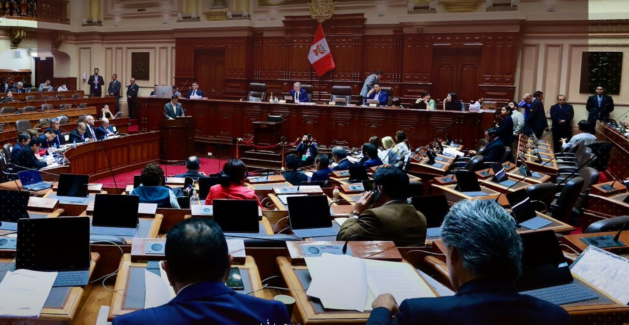 Velarde observó la aprobación de leyes "irresponsables" desde el Congreso.