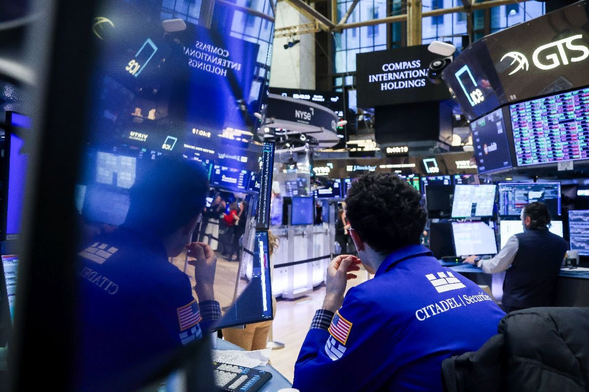Operadores trabajan en el parqué de la Bolsa de Valores de Nueva York (NYSE) en Nueva York, EE.UU., el lunes 2 de febrero de 2026. Fotógrafo: Michael Nagle/Bloomberg
