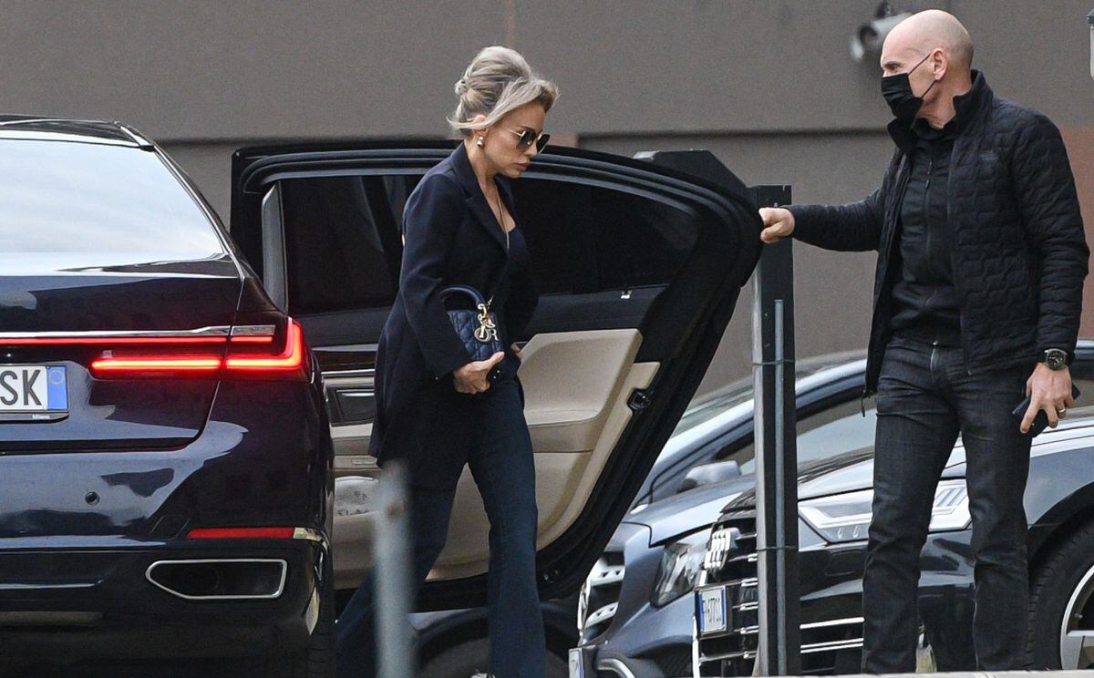 Marina Berlusconi llegando a la clínica para darle el último adiós a "Il Cavaliere" (Foto: AFP)