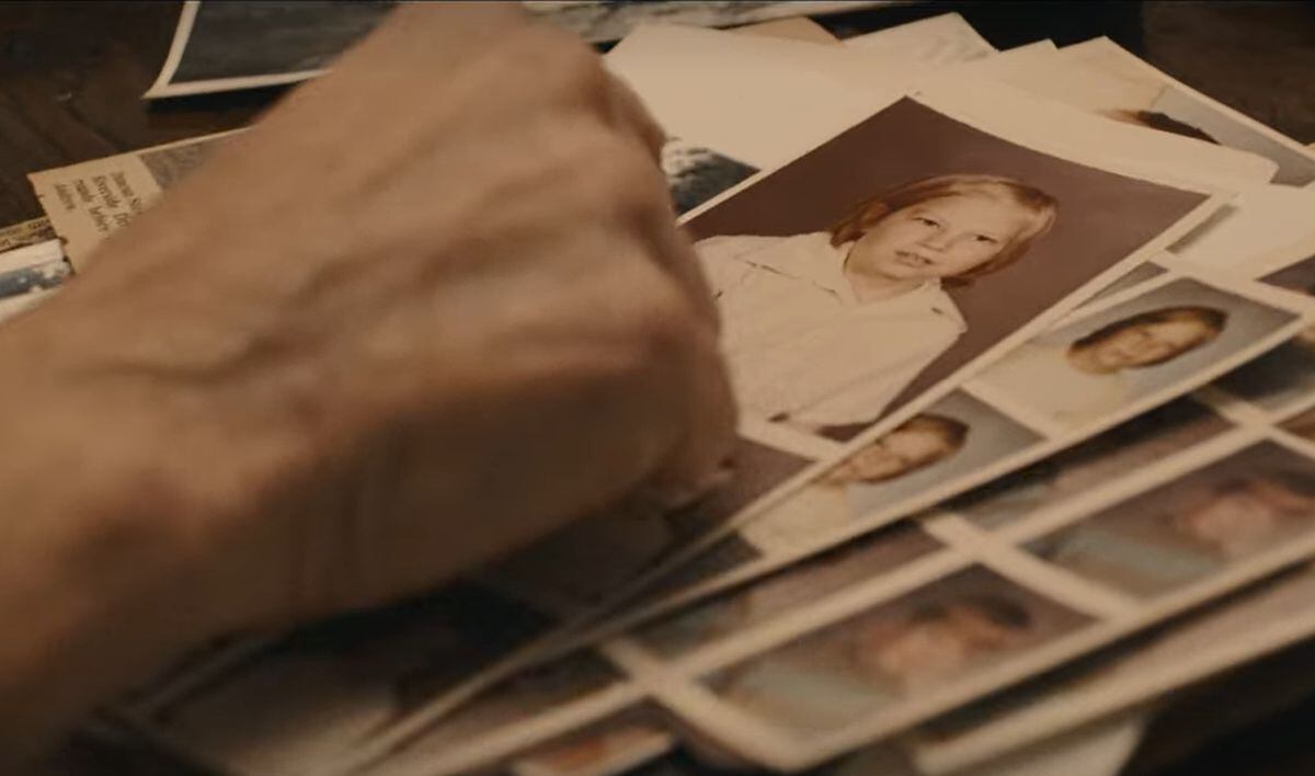 Harper Steele mirando con nostalgia sus fotos de niño (Foto: Netflix)