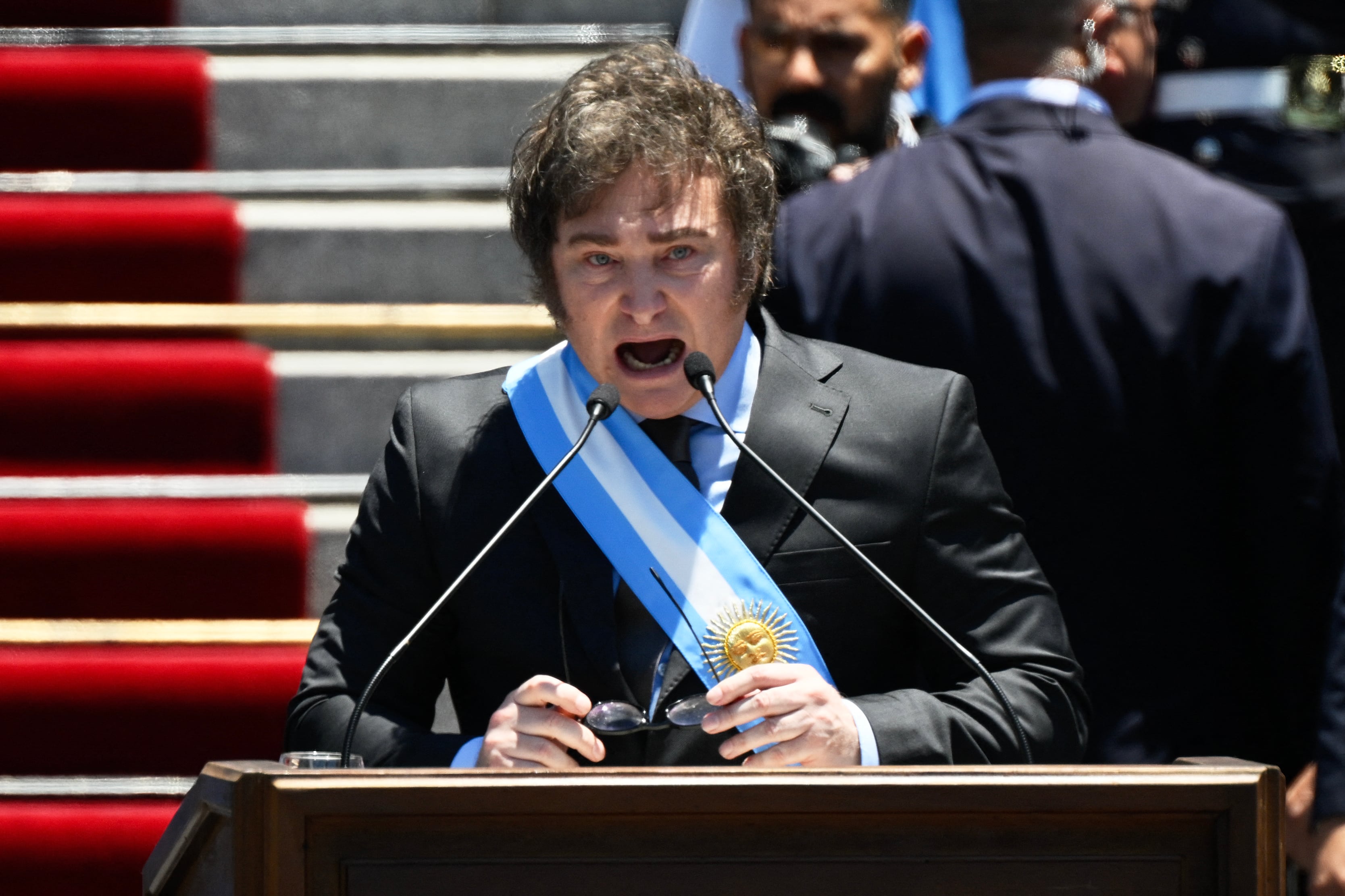 La mañana de este jueves, Milei aseguró a periodistas que es consciente de que una gran parte de la población sufre muchas de las decisiones tomadas por el gobierno, pero que “no hacer nada o hacer lo mismo que veníamos haciendo iba a ser infinitamente peor”. (Photo by Luis ROBAYO / AFP)