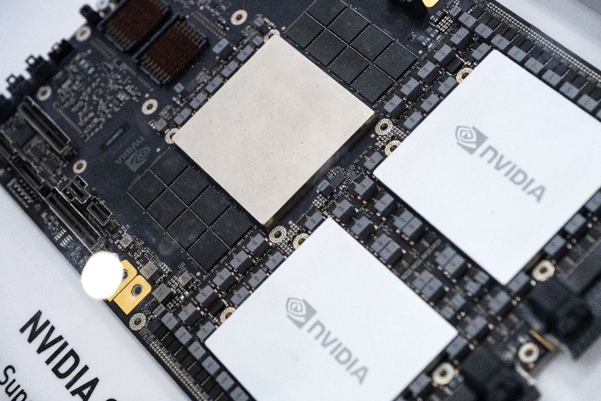 OpenAI comparó el rendimiento de sus nuevos chips de desarrollo propio con el de los procesadores GB300 de Nvidia. Fotógrafo: Lam Yik Fei/Bloomberg