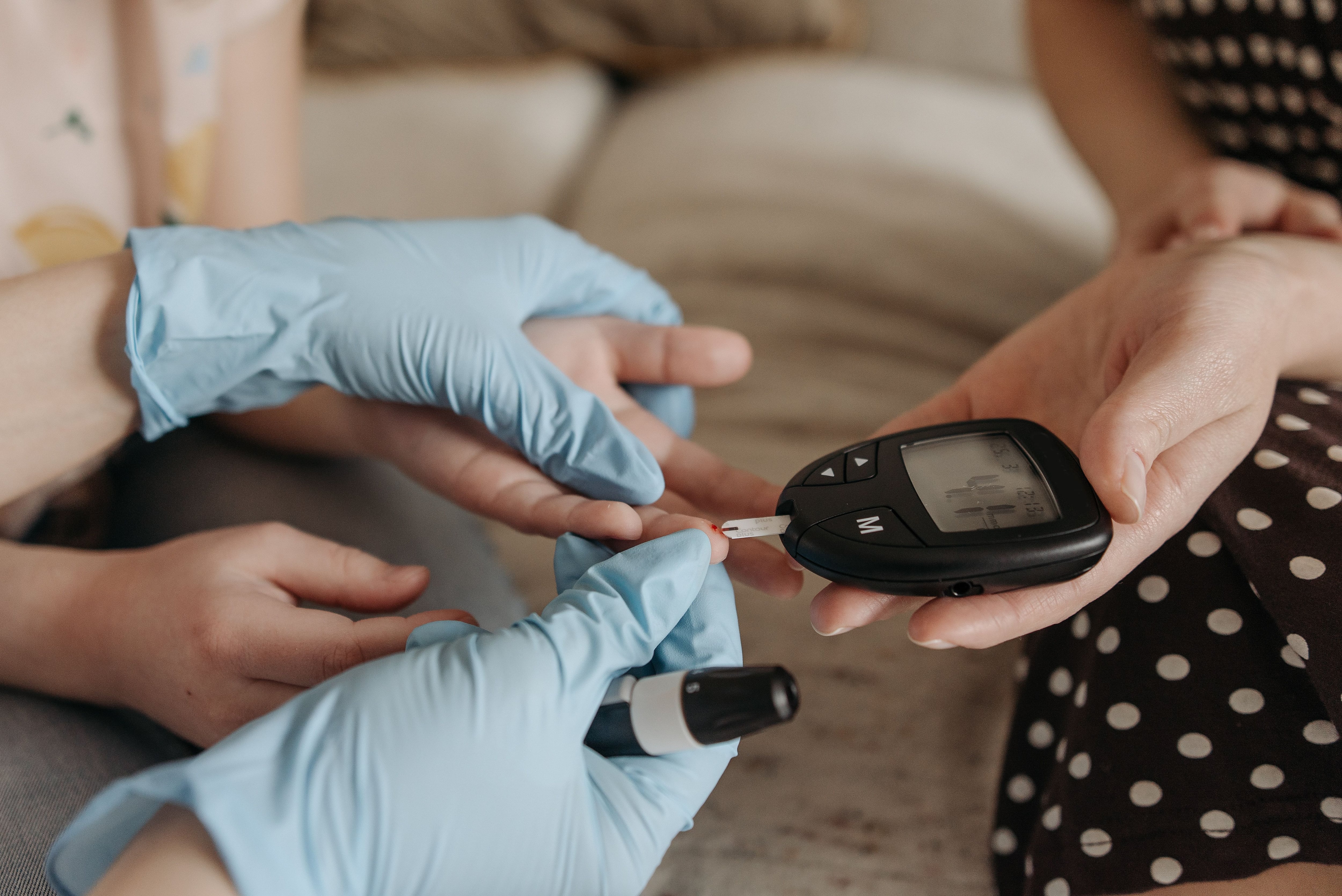 Chequeos preventivos: una prueba rápida ayuda a monitorear los niveles de azúcar y cuidar la salud general.