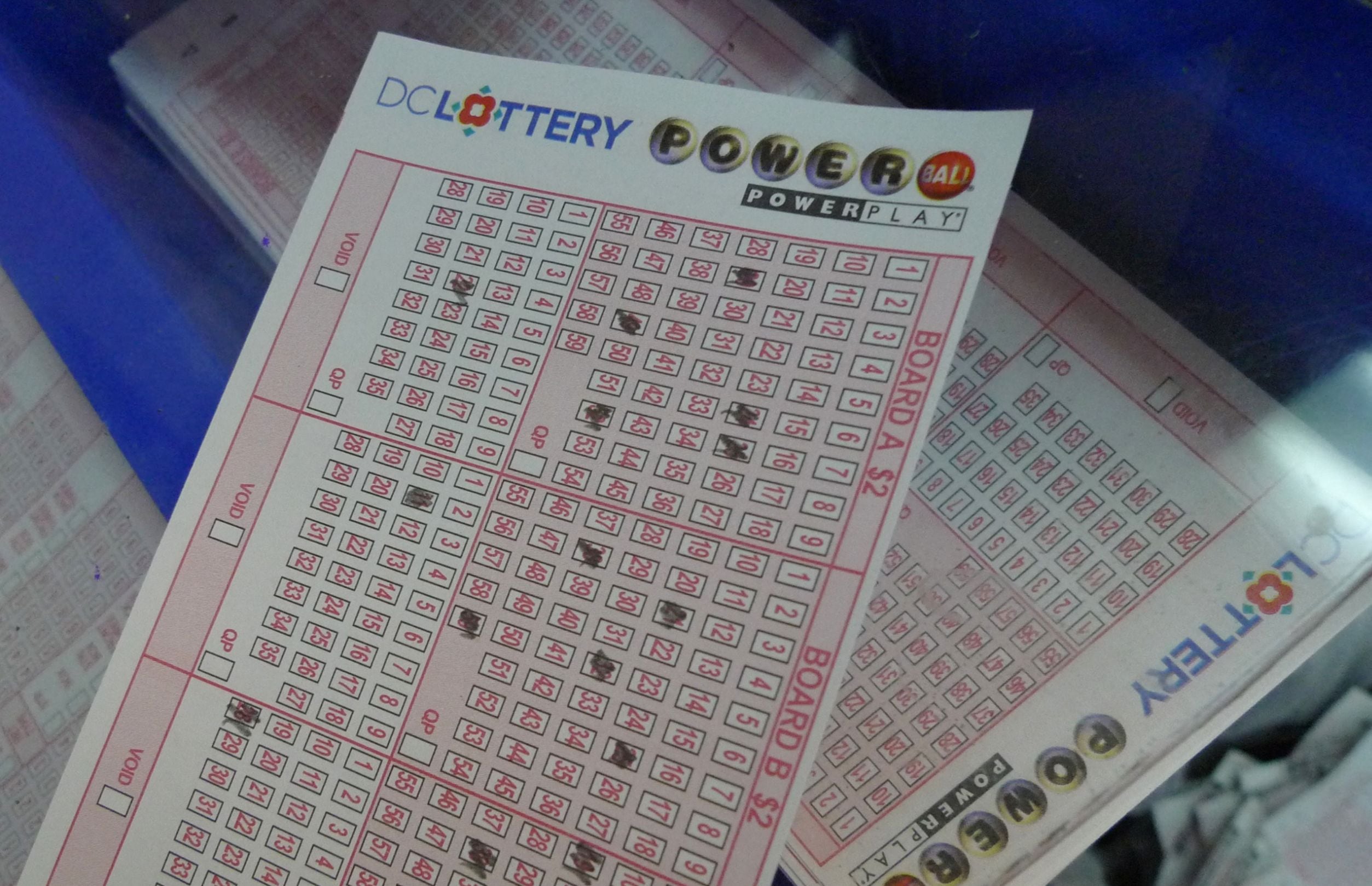 Por lo general, los participantes del Powerball pueden reclamar un premio de hasta $600 en cualquier lotería autorizada de la jurisdicción donde compraron el boleto. (Foto: MANDEL NGAN / AFP)
