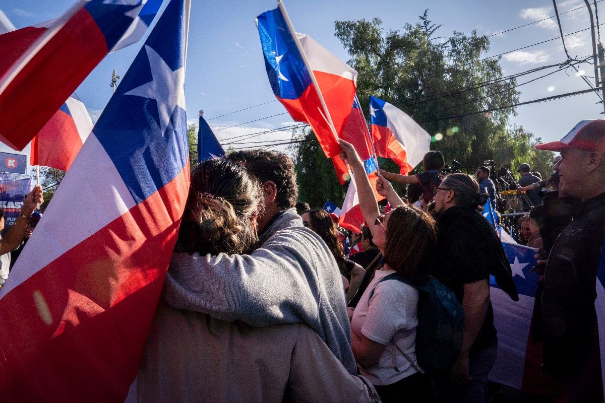Simpatizantes de Kast celebran durante un acto la noche electoral en Santiago el domingo.