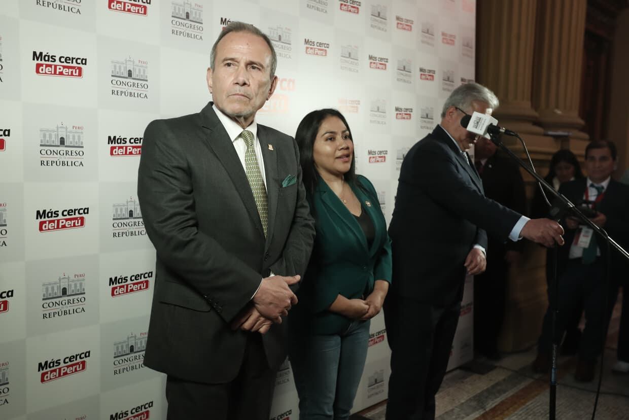 El anuncio se dio en el marco de la sesión en la que Schialer, junto al ministro de Defensa, Walter Astudillo, acudió al Congreso para informar sobre la situación de Santa Rosa de Loreto, en la Isla Chinería. Foto: Jesús Saucedo /@photo.gec