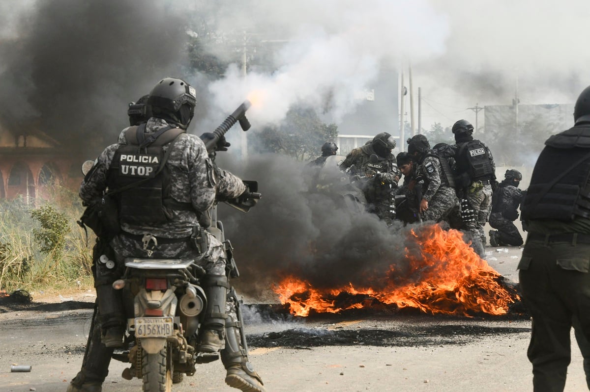 Agentes de policía se enfrentan a manifestantes antigubernamentales durante una operación para despejar un bloqueo de carretera en San Julián, departamento de Santa Cruz, Bolivia, el 6 de junio de 2026. (Rodrigo URZAGASTI / AFP)