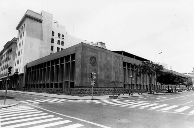 El Banco Wiese operó entre 1957 y 1965 en el centro de Lima. Actualmente, en ese mismo lugar funciona el supermercado Metro.