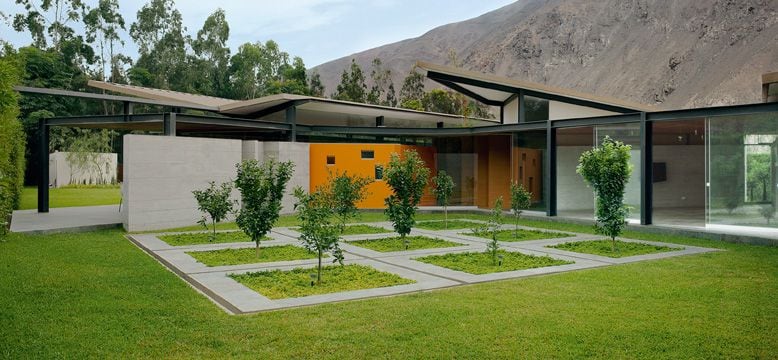 El precio por metro cuadrado depende de las áreas comunes que ofrezca el proyecto, como canchas de fútbol, piscina y zona de parrillas, así como de la implementación de servicios básicos y la conectividad con la ciudad.