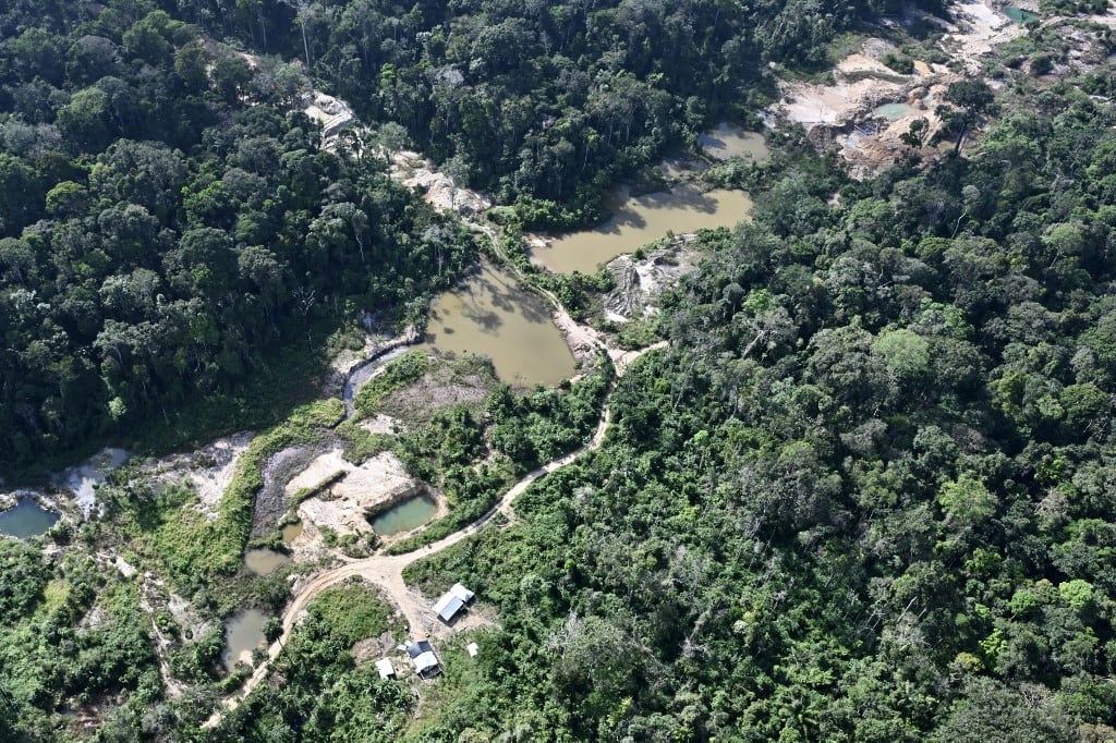 Vista aérea de una zona de minería ilegal en el Área de Protección Ambiental de Tapajós, en el municipio de Itaituba, en la selva amazónica, al suroeste del estado de Pará, Brasil, el 21 de mayo de 2026. (Foto de Evaristo Sa / AFP)