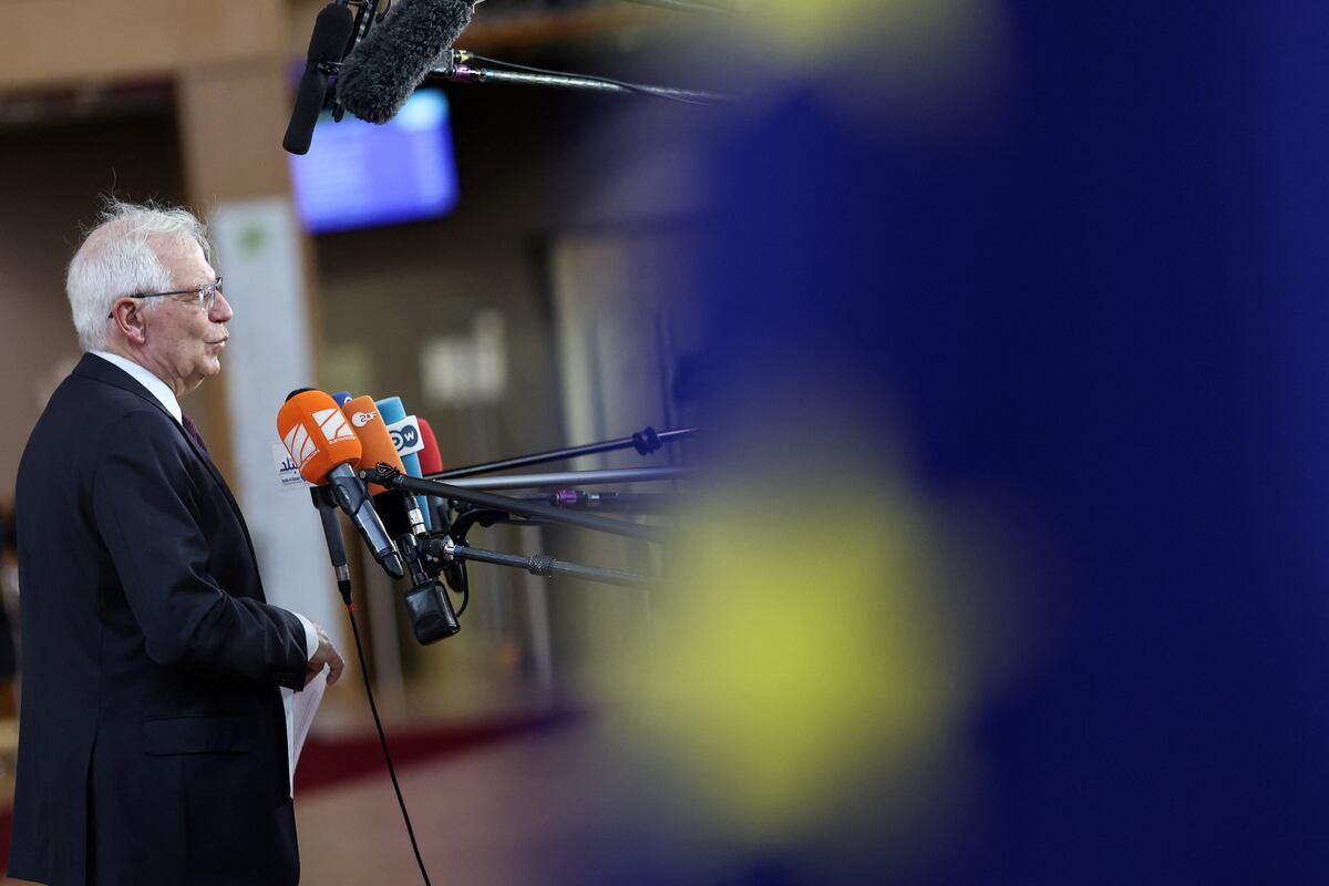 Preguntado por los periodistas, el jefe de la diplomacia europea rehusó, no obstante, pronunciarse más en concreto sobre las palabras de la portavoz del ministerio de Exteriores rusa, María Zajárova, quien lanzó la advertencia. (Photo by Kenzo TRIBOUILLARD / AFP)
