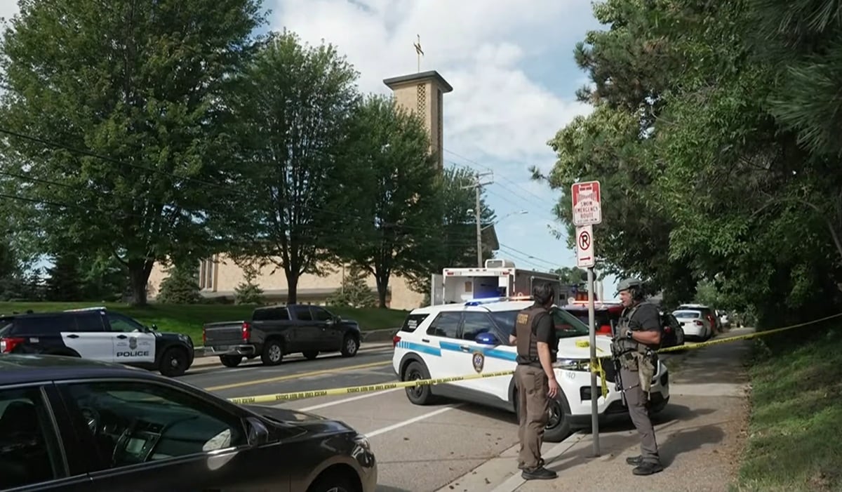 Agentes de la policía de Minneapolis atienten un tiroteo en la escuela católica Annunciation Church en Minnesota, Estados Unidos, donde se informó de "múltiples víctimas", el 27 de agosto de 2025. (Captura de video)