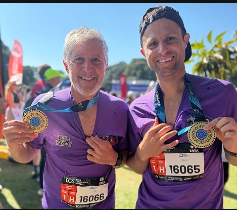 León Hamui, de 64 años, y Johnny, de 37, se sometieron a cirugías cardíacas en Estados Unidos con un año de diferencia y hoy corren la Maratón de Sídney 2026. Foto: EFE.