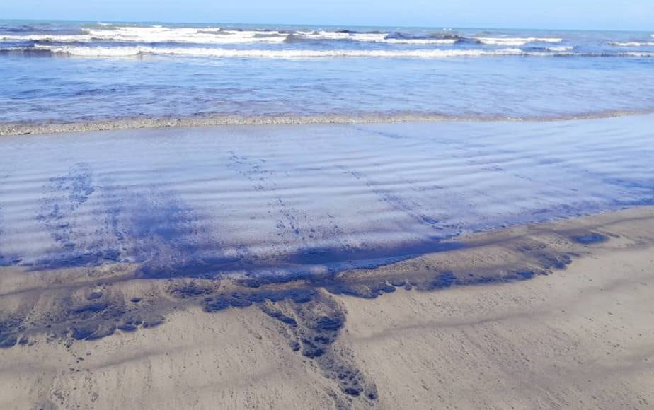 A raíz de esto, la "playa se llenó de hidrocarburo, está toda contaminada". Foto: EFE