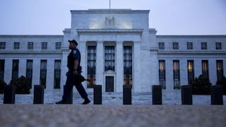 Fed examina aumento de tasas en Estados Unidos pese a débil inflación