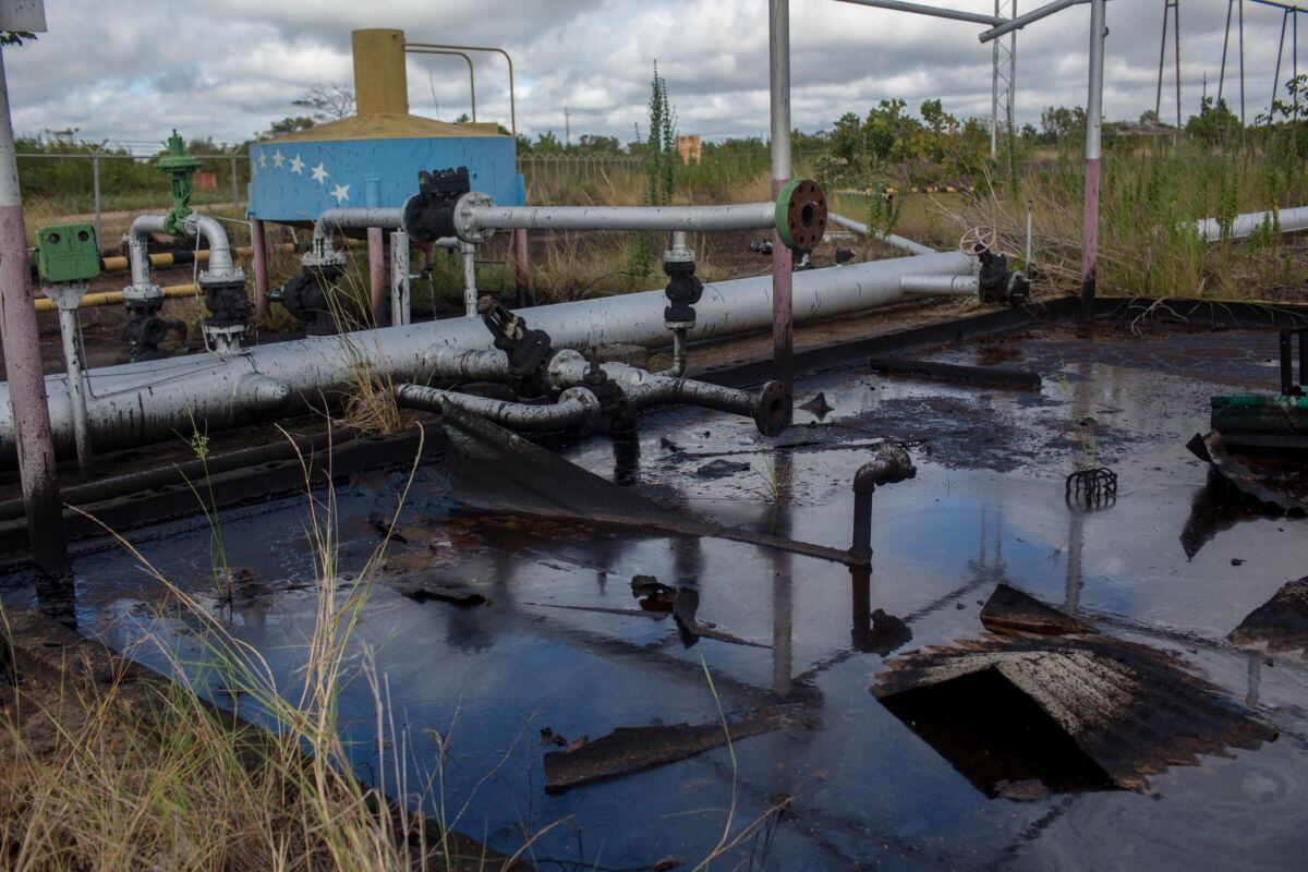 Una instalación abandonada en el campo petrolero Melones en El Tigre, en el oriente de Venezuela.