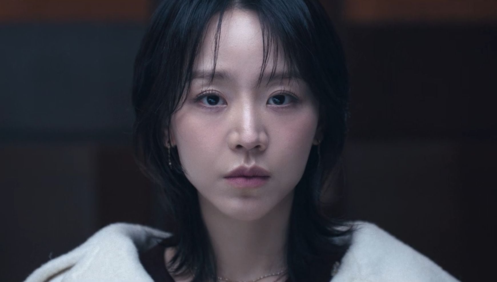 Shin Hye-sun da vida a Sarah Kim, una misteriosa mujer que ha creado una identidad falsa basándose en su riqueza y estatus social (Foto: Studio Lululala)