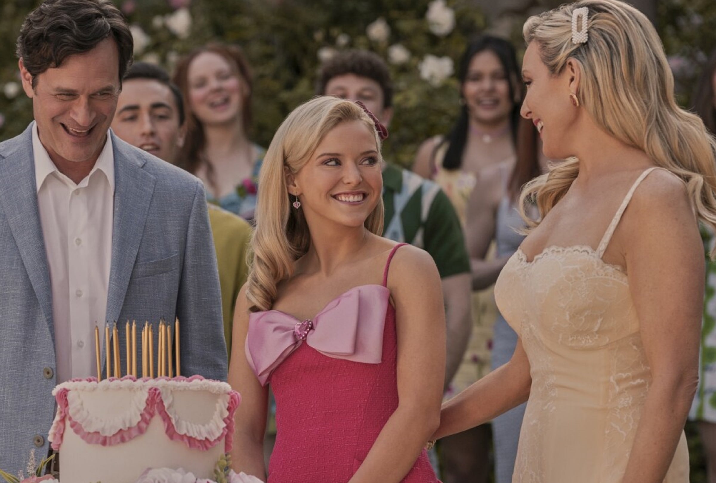 Tom Everett Scott como Wyatt Woods, Lexi Minetree como Elle Woods y June Diane Raphael como Eva Woods en "Elle", la serie precuela de "Legalmente rubia" (Foto: Amazon Prime Video)