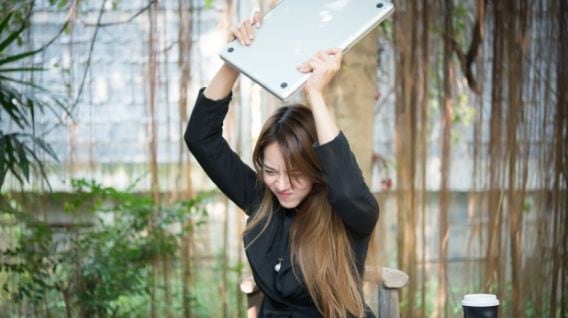 Casi la mitad de los empleados reportan sentirse estresados en el trabajo. (Foto: Freepik)