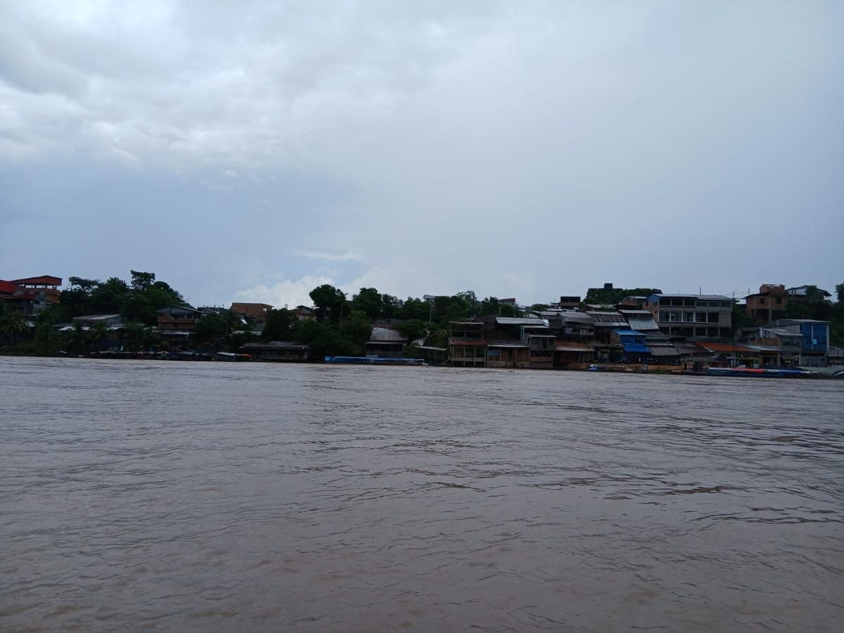 El aumento del caudal del río Huallaga mantiene en alerta a las autoridades ante el riesgo de desbordes en zonas bajas. Foto: Senamhi.