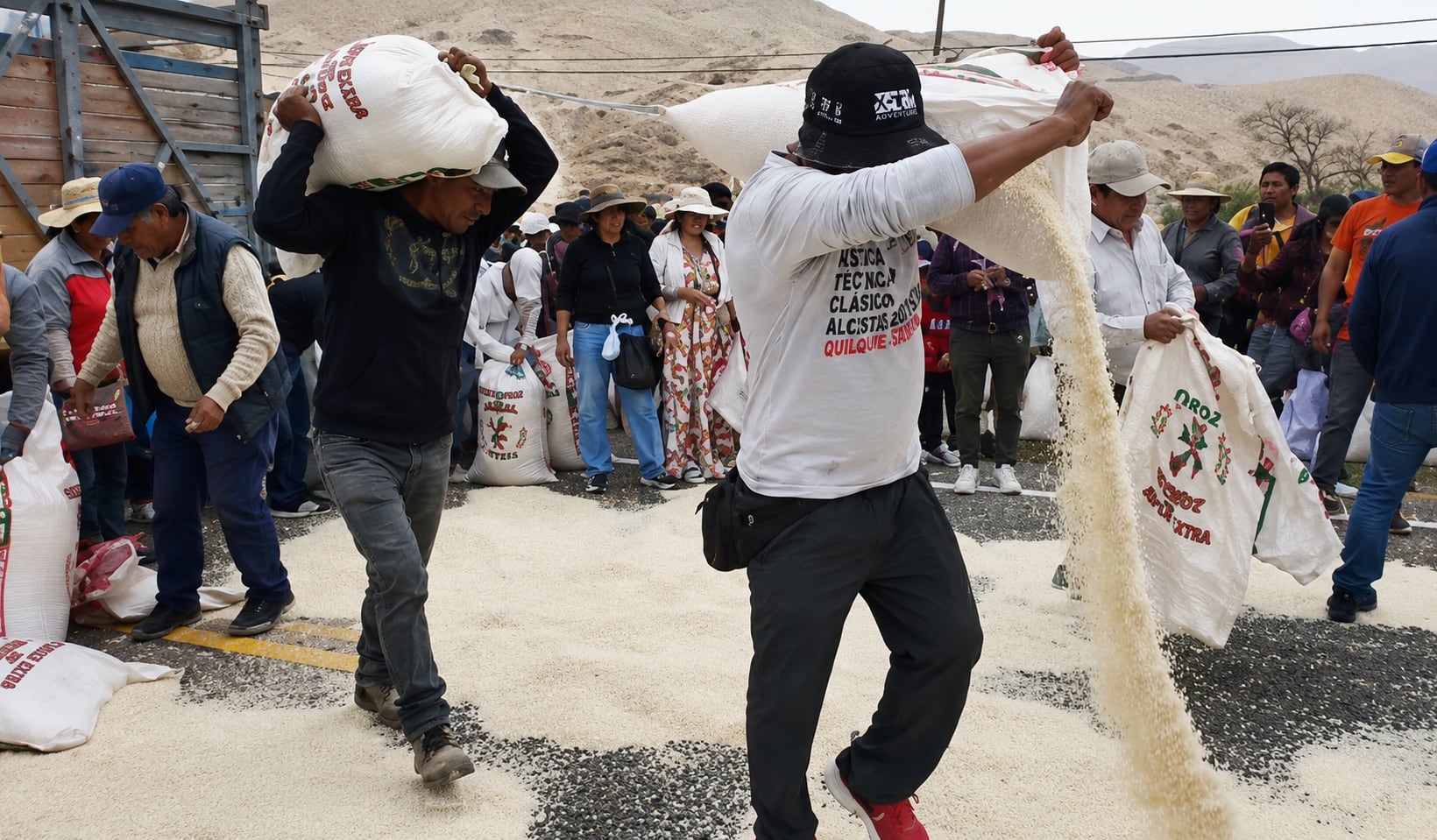 Manifestantes arrojando arroz en la pista a manera de protesta. Foto: GEC.