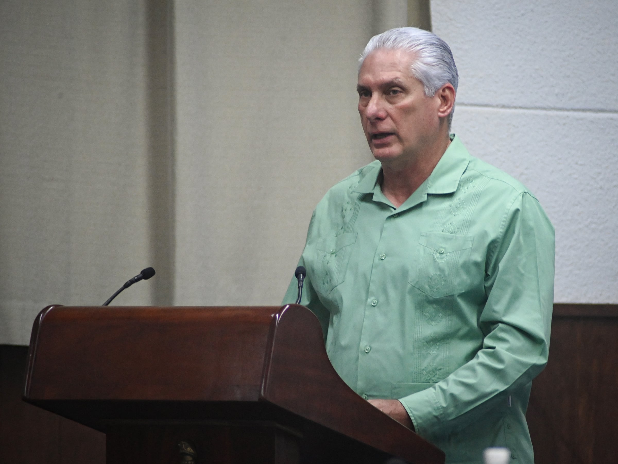 El presidente de Cuba, Miguel Díaz-Canel, pronuncia un discurso durante la reunión del Partido Comunista en La Habana el 17 de junio de 2026. (Presidencia cubana / AFP).