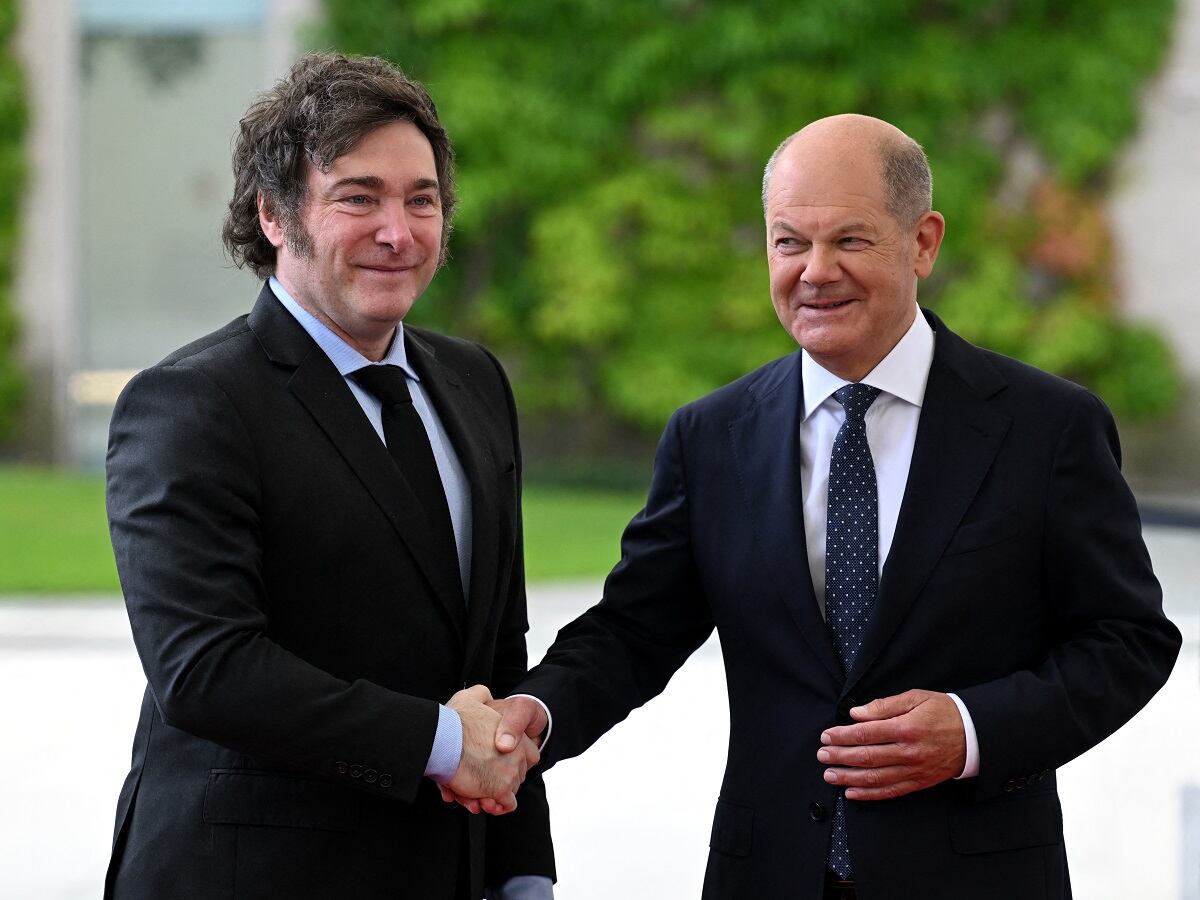 El canciller alemán Olaf Scholz da la bienvenida al presidente de Argentina, Javier Milei, a una reunión en la Cancillería en Berlín, Alemania, el 23 de junio de 2024. (Foto de RALF HIRSCHBERGER / AFP)