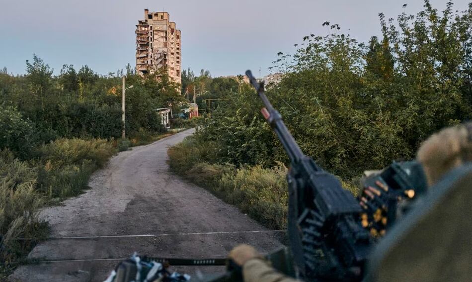 Un soldado ucraniano mantiene su posición en Avdiivka, en la región de Donetsk, en agosto de 2023. Foto: AP