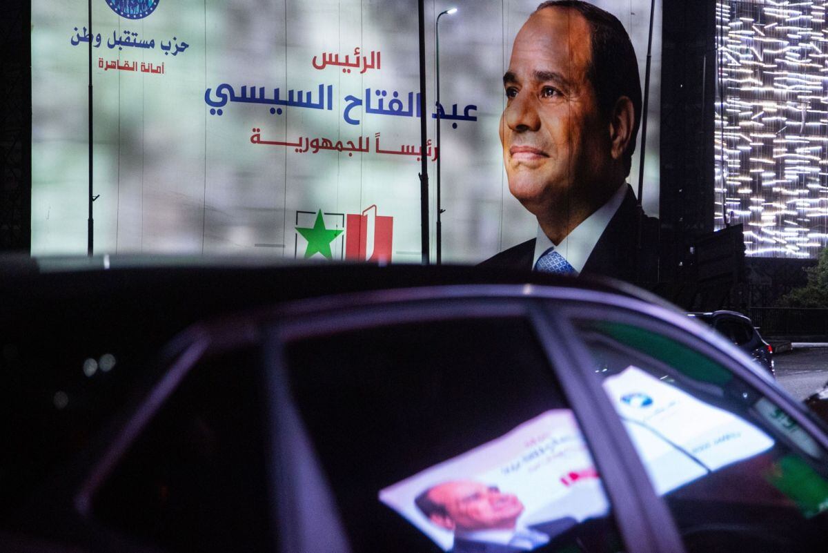 Un cartel electoral para Abdel-Fattah El-Sisi, presidente de Egipto, en la autopista elevada del Puente 6 de Octubre en El Cairo, Egipto, el jueves 16 de noviembre. Las elecciones del 10 al 12 de diciembre son las más importantes en Oriente Medio. Una nación muy poblada está sumida en una crisis económica y busca desesperadamente divisas mientras la inflación alcanza niveles récord.
